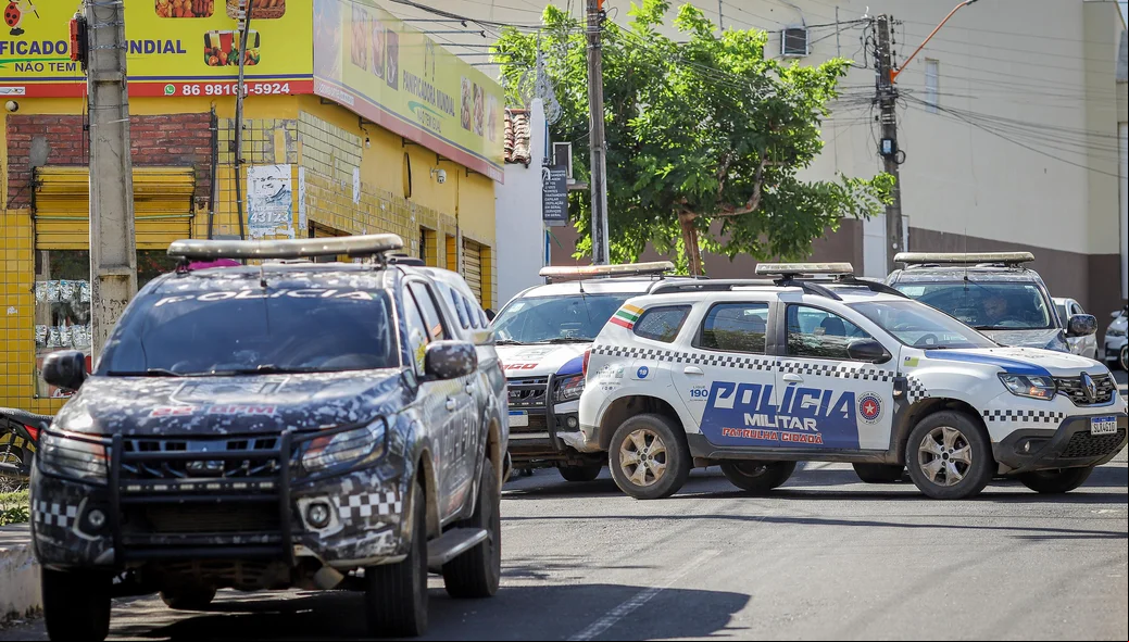 Equipes da Polícia Militar no local do crime