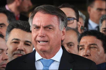 Jair Bolsonaro rodeado de apoiadores