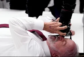 Lula se deita no chão para assistir performance de acrobatas em exposição na França