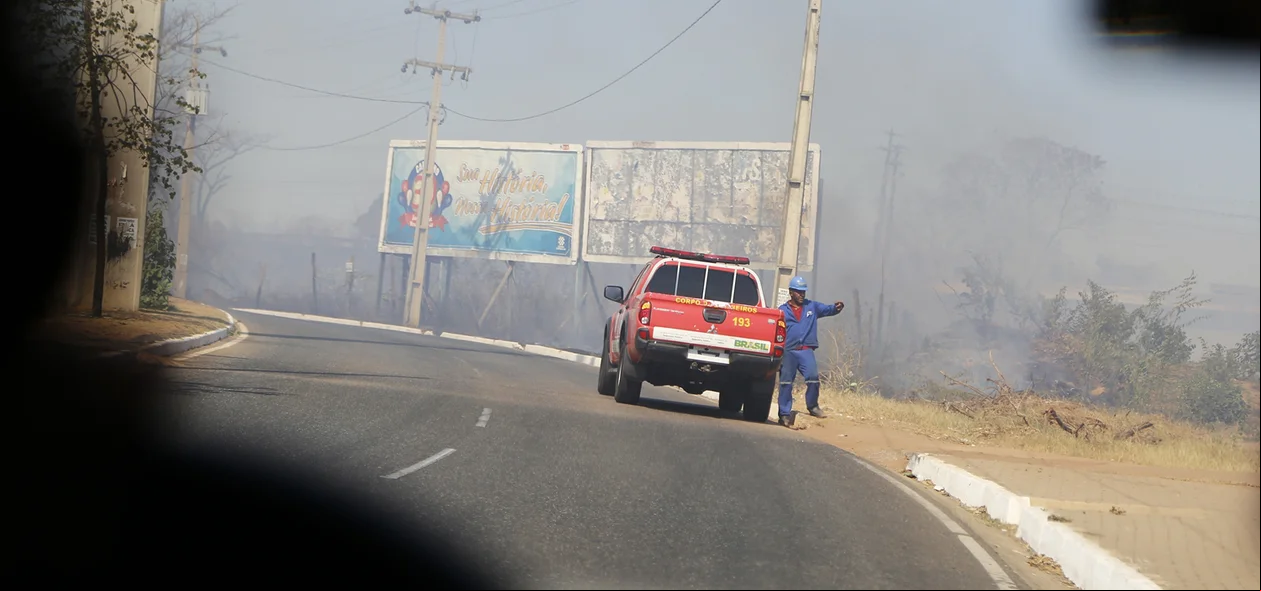 Bombeiros no local no incêndio  