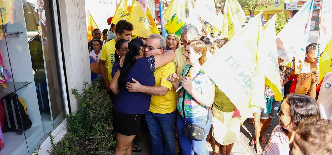Povo abraçando o Firmino 