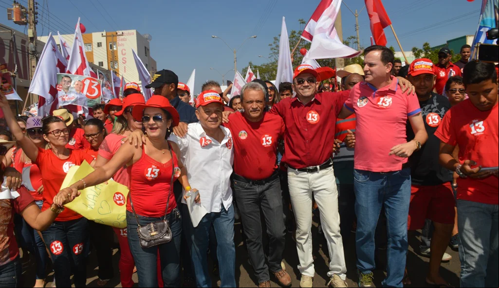 Padre Walmir comanda caminhada