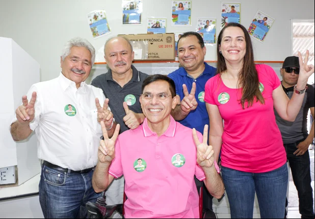 Amadeu comparece ao seu local de votação na manhã deste domingo