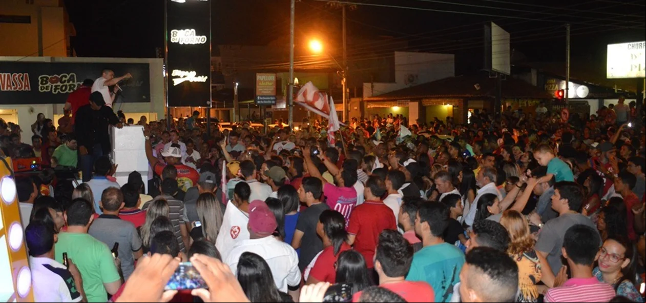 Multidão se aglomera nas proximidades das pizzarias