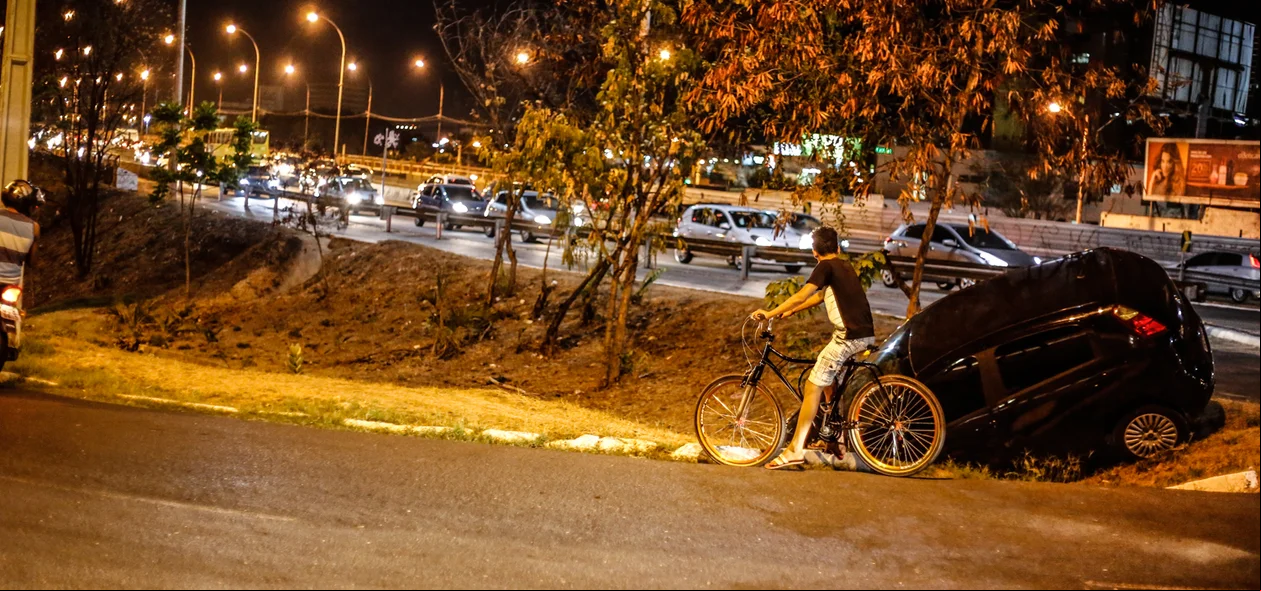 Criança observando o carro envolvido no acidente