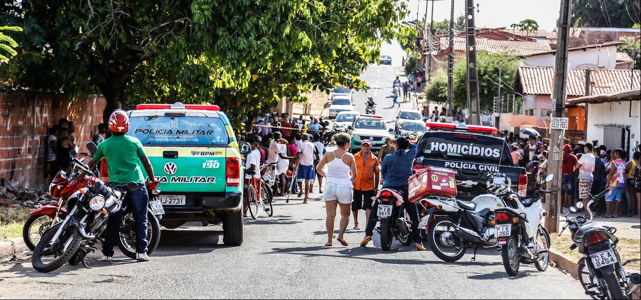 Polícia Militar e Polícia Civil no local do homicídio em Teresina Piauí 