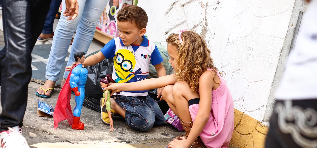 Crianças brincando na rua 