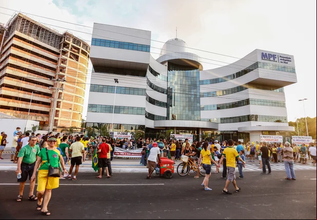 Manifestantes fazem protesto em Teresina contra corrupção 