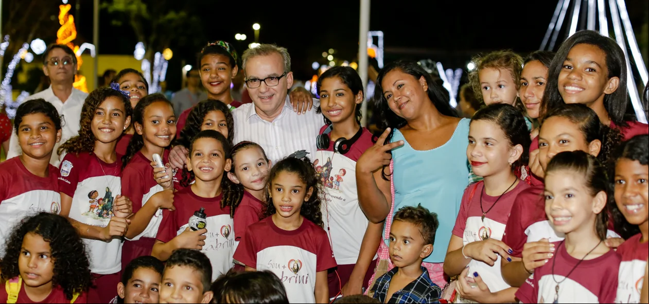 Firmino tira foto com crianças no parque da cidadania