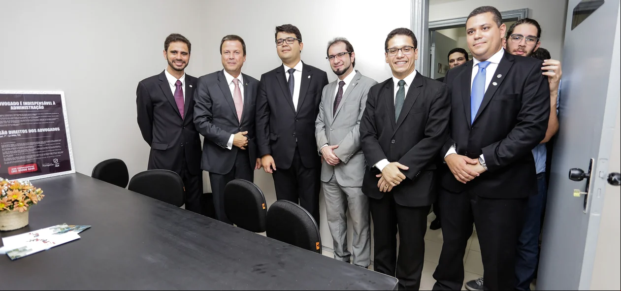 Claudio Lamachia, ao lado de advogados na inauguração do OAB Office