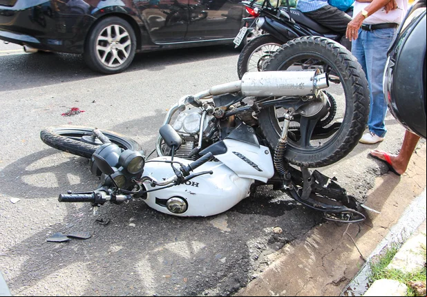Acidente entre carreta e moto deixa um ferido em Teresina