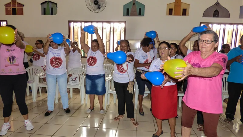 Idosos participando das brincadeiras