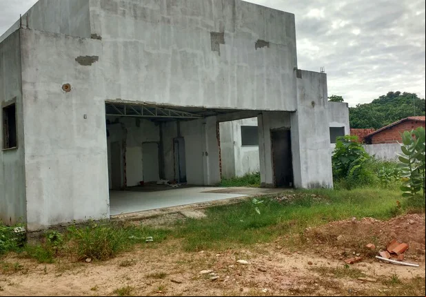 Obras paradas da Unidade Básica de Saúde 