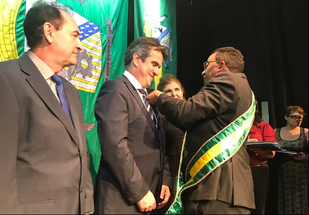 Ciro recebe homenagem durante aniversário de Floriano
