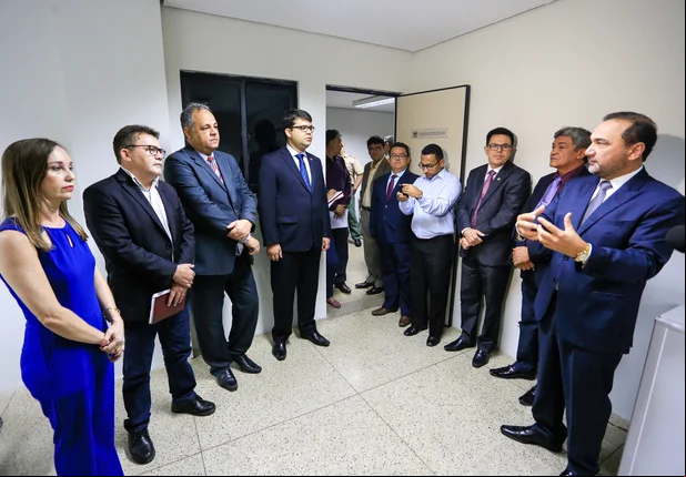 Erivan Lopes e autoridades visitam sala de Custódia de Fórum 