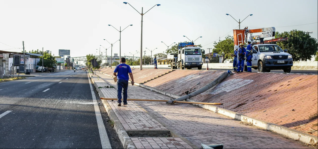 Carro bate em poste em Teresina 