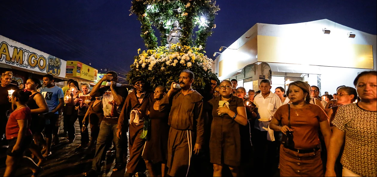 Fiéis carregam imagem de São Francisco de Assis