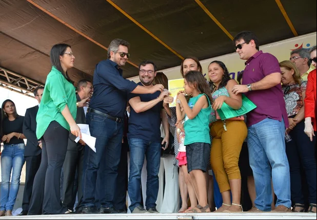 Wellington Dias inaugura conjunto habitacional em Picos