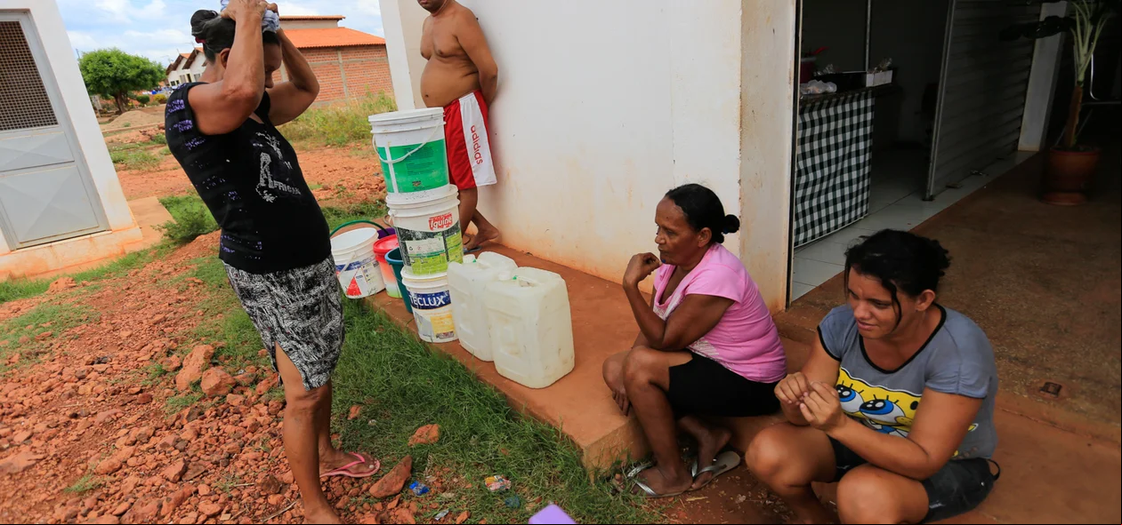 Moradores fazem fila para pegar água em torneira