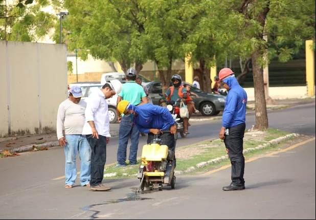 Prefeitura de Altos revitaliza da Avenida 12 de Outubro
