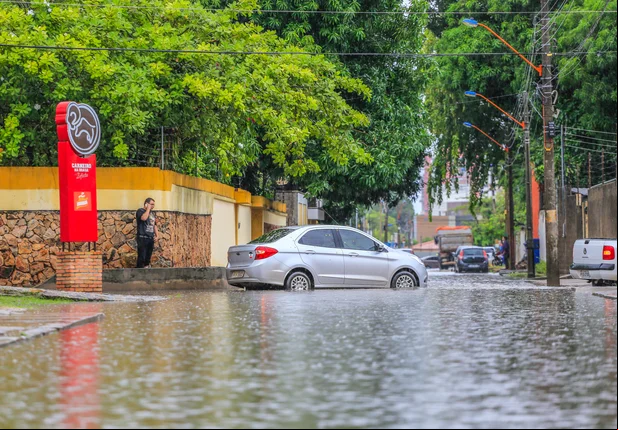 Rua e avenidas ficam alagadas em Teresina