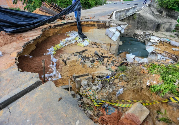 Alça de o a ponte desaba no bairro Dirceu na Capital