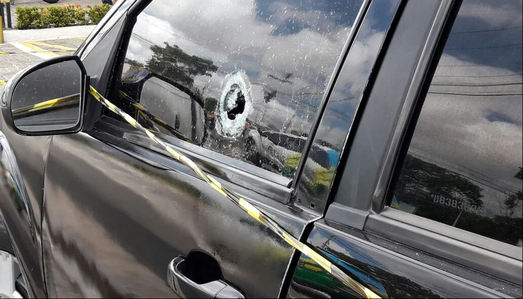 Veículo foi atingido com tiro