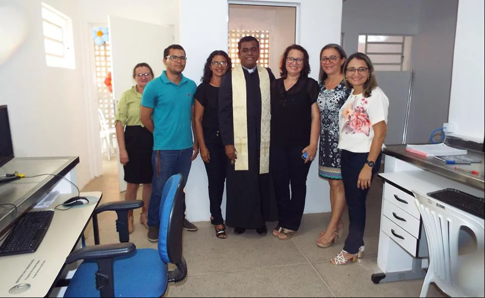 Prefeita Vilma Amorim tira foto na nova sede da secretaria de saúde