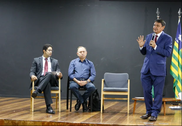 Wellington Dias reúne secretários e anuncia cortes no Estado 