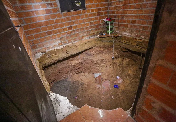 Piso de casa cede e família cai em cratera em Teresina