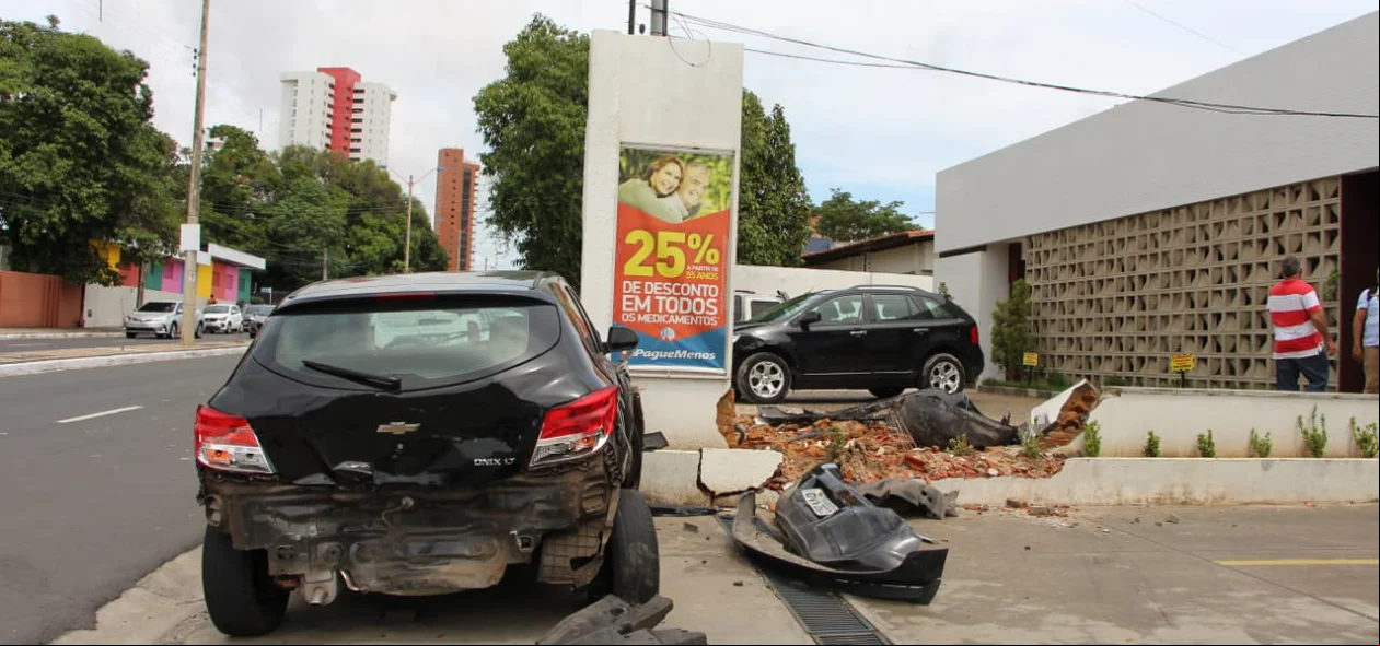 Ônix estava saindo do estacionamento quando foi atingido