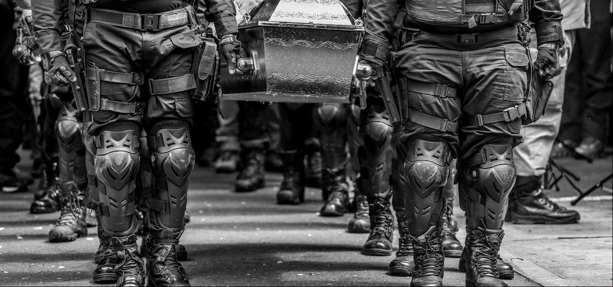 Polícia Militar levando o corpo do amigo de farda 