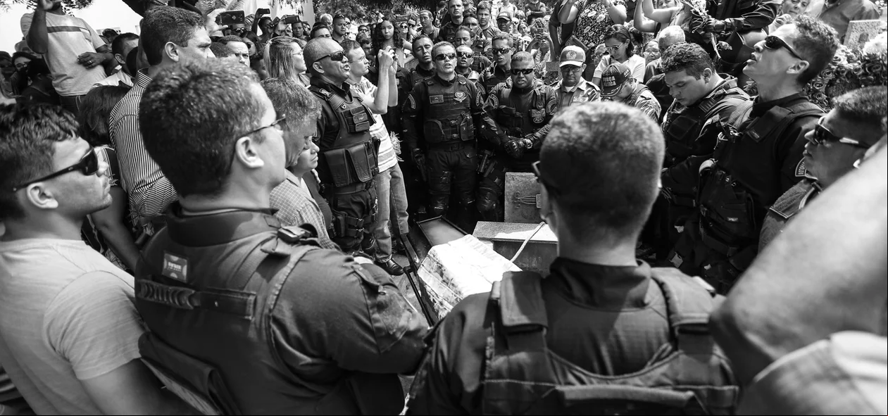 Policias da Rocam prestam a ultima homenagem 