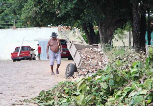 Sujeita e mau cheiro em lagoa prejudica população