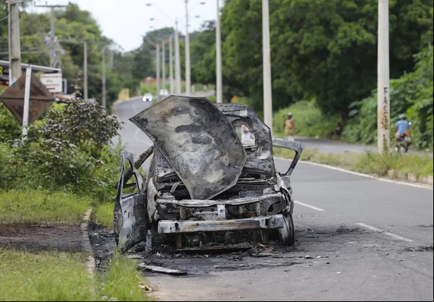 Populares ateiam fogo em carro após acidente em Teresina