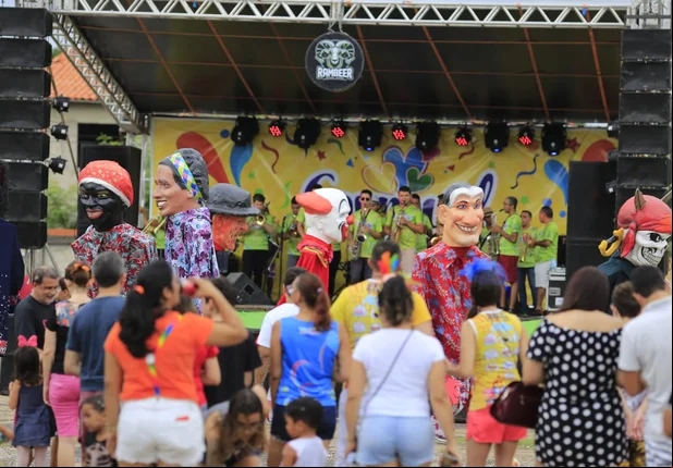 Blocos de rua animam sábado de carnaval em Teresina