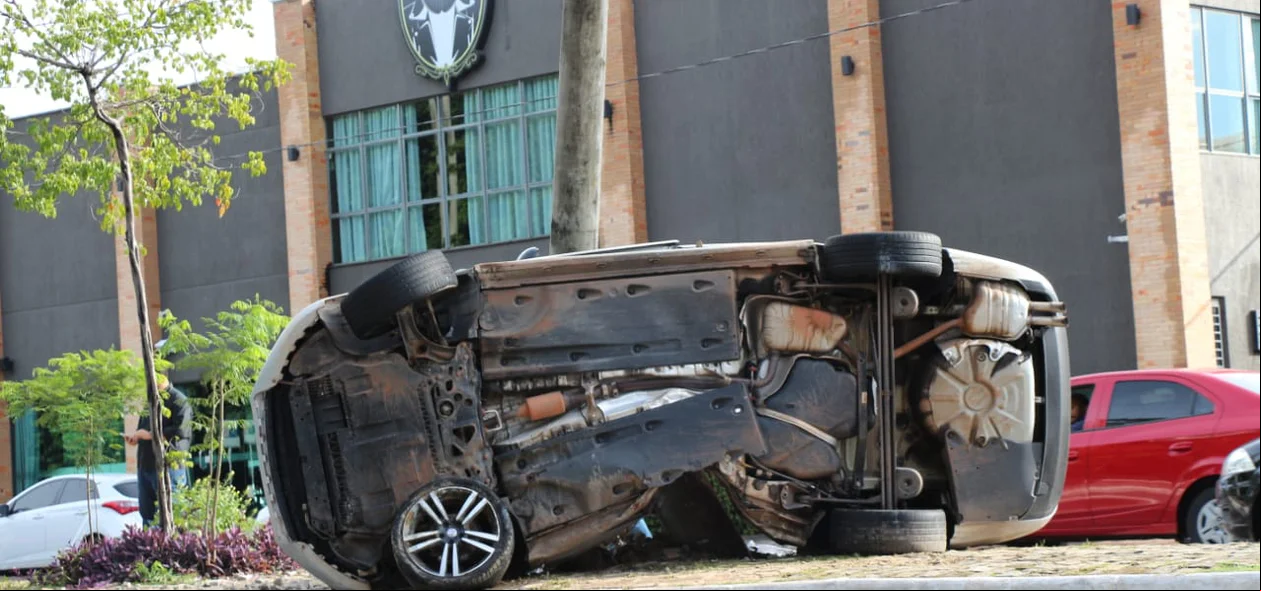 Veículo ficou destruído
