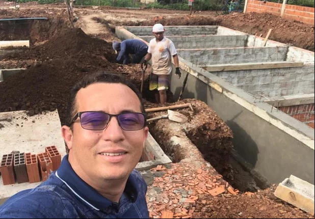 Prefeito Júnior Percy visita obra em Buriti dos Lopes