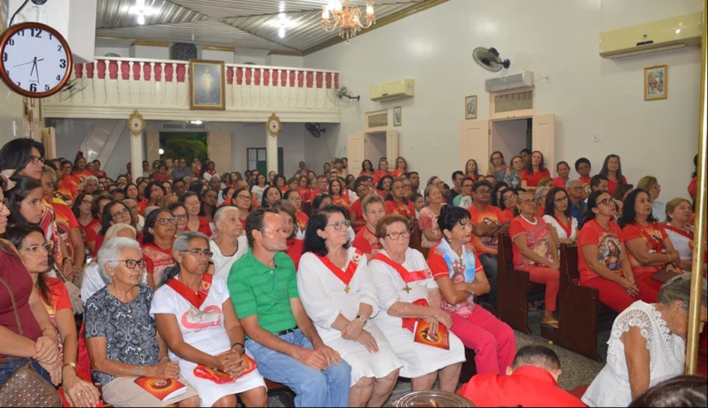 Devotos acompanham celebração