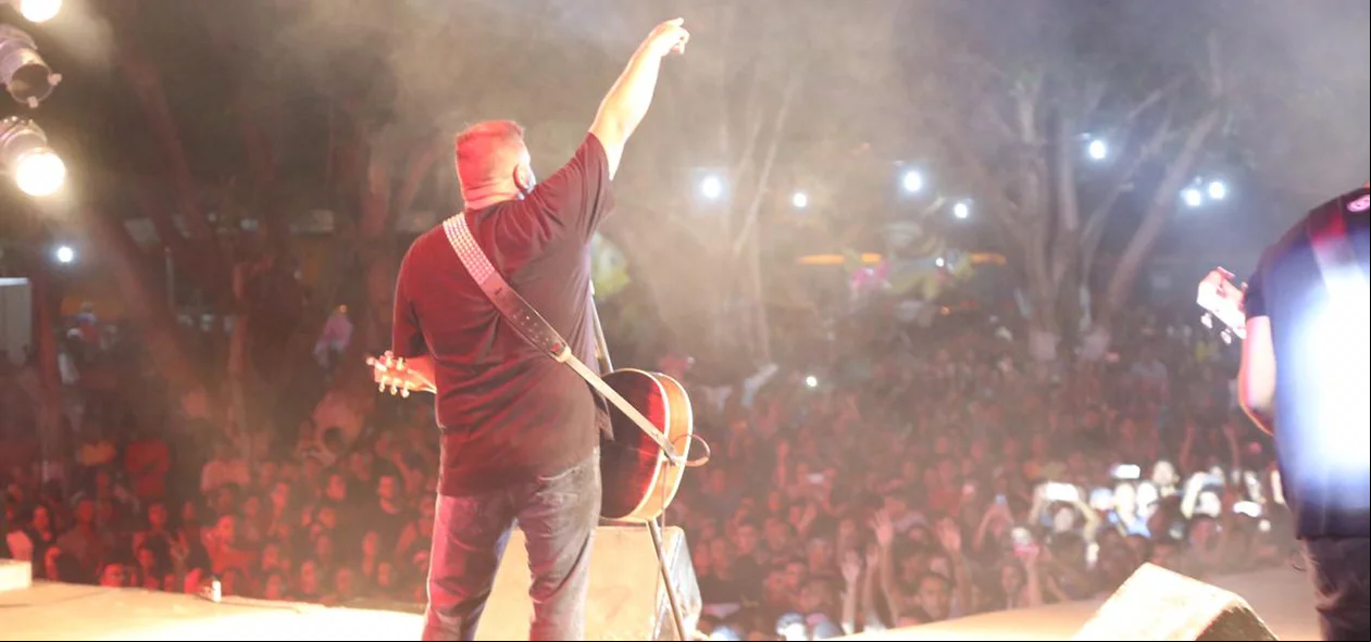 Bandas animam a noite 