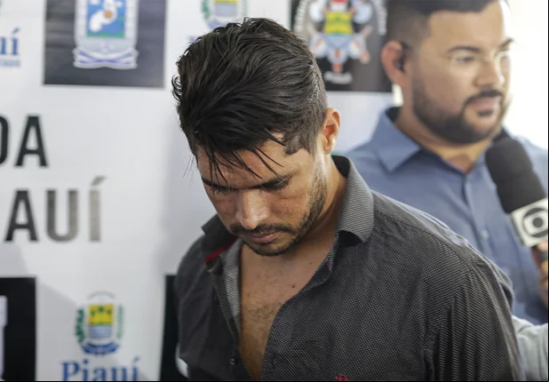 Acusado é apresentado na Secretaria de Segurança