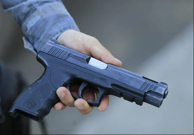 Homens são presos com arma da PM no bairro Santo Antônio