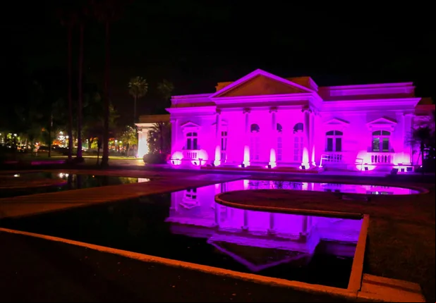 Outubro Rosa: Palácio de Karnak ganha iluminação especial