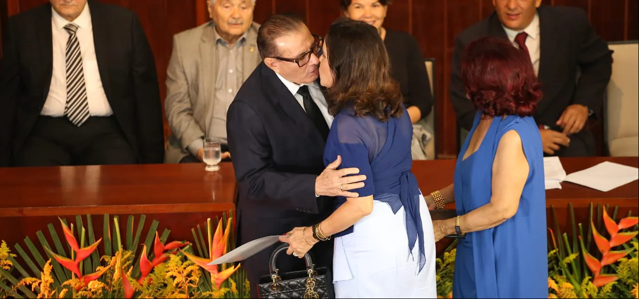 O escritor Valdeci Cavalcante e sua esposa