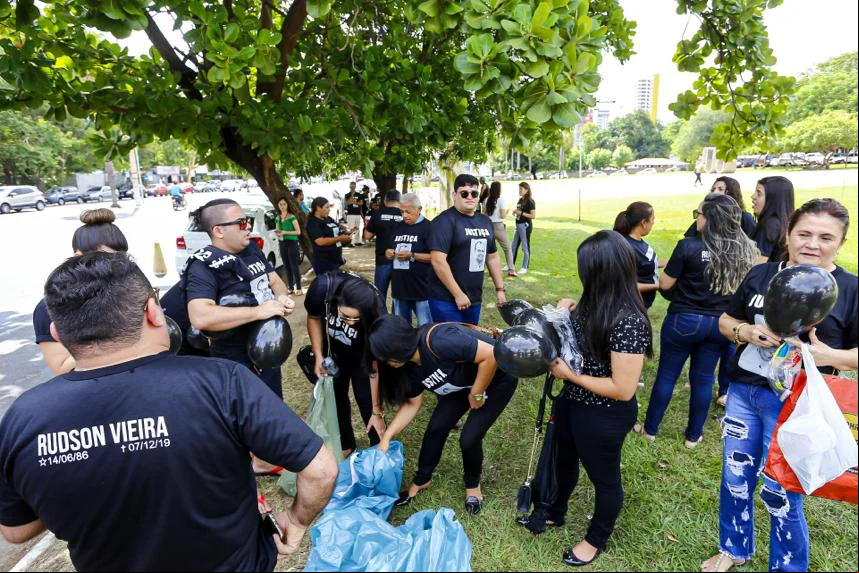 Momento de distribuição de camisetas e balões entre amigos e familiares