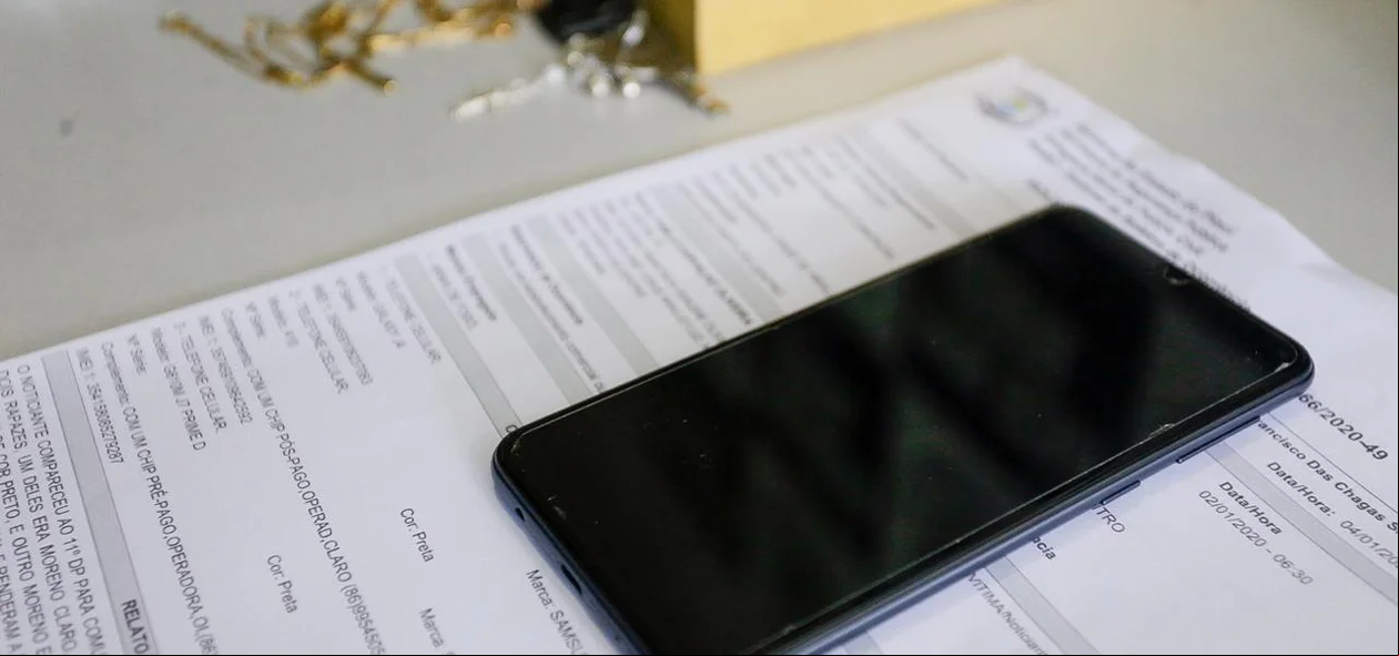 Policiais apreenderam celulares e outros pertences 