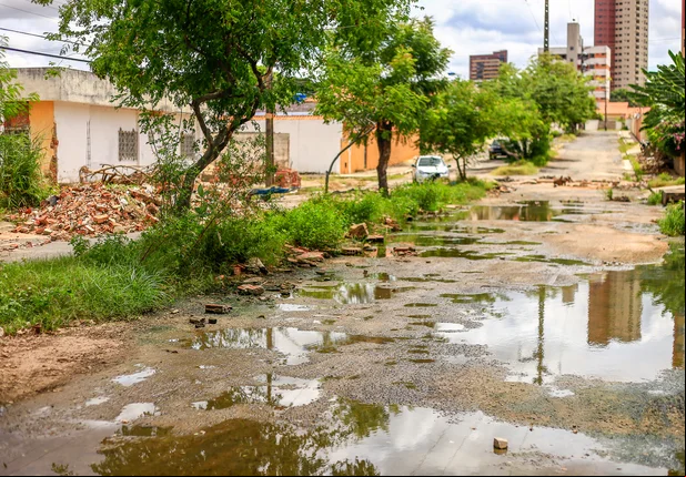 Avenida Miguel Sady fica intrafegável após chuvas em Teresina