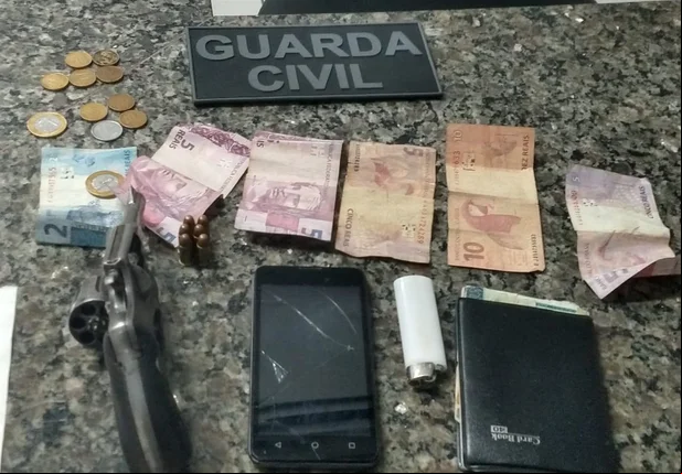 Material encontrado com um dos suspeitos
