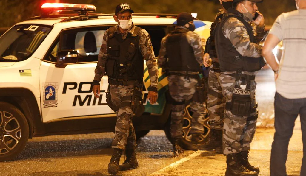 Policiais no local da ocorrência