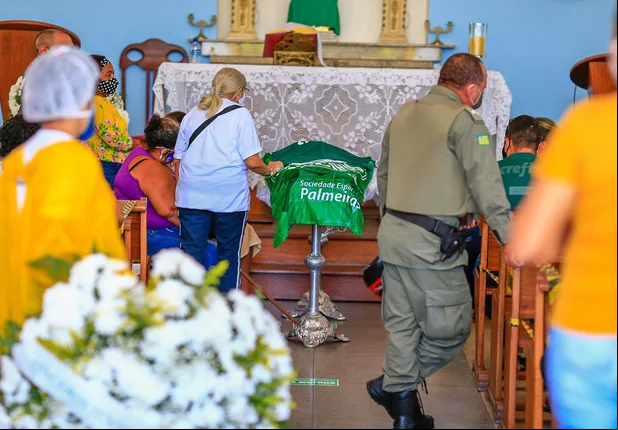 Familiares e amigos dão o último adeus ao sargento Marcos